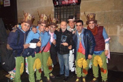 Carnaval histórico en el Cervantes. La final que se vivió en el teatro con intensidad trasladó la fiesta a la calle.