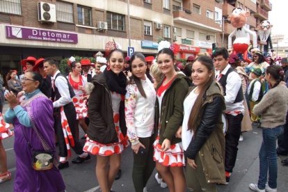 El Anfiteatro de la Rambla acogió la actuación de los grupos participantes en el desfile