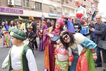 El Anfiteatro de la Rambla acogió la actuación de los grupos participantes en el desfile