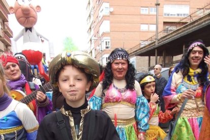 El Anfiteatro de la Rambla acogió la actuación de los grupos participantes en el desfile