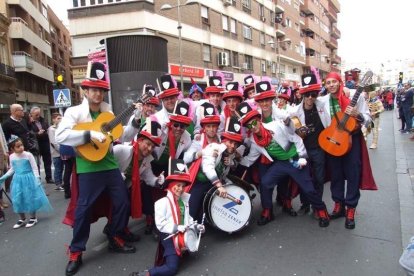 El Anfiteatro de la Rambla acogió la actuación de los grupos participantes en el desfile