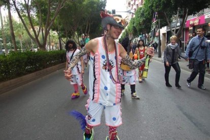 El Anfiteatro de la Rambla acogió la actuación de los grupos participantes en el desfile