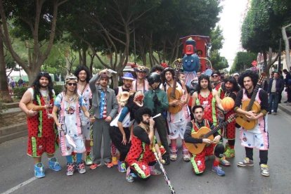 El Anfiteatro de la Rambla acogió la actuación de los grupos participantes en el desfile