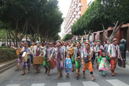 El Anfiteatro de la Rambla acogió la actuación de los grupos participantes en el desfile
