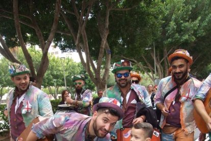 El Anfiteatro de la Rambla acogió la actuación de los grupos participantes en el desfile