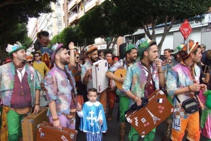 El Anfiteatro de la Rambla acogió la actuación de los grupos participantes en el desfile