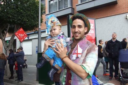 El Anfiteatro de la Rambla acogió la actuación de los grupos participantes en el desfile