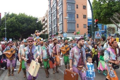 El Anfiteatro de la Rambla acogió la actuación de los grupos participantes en el desfile