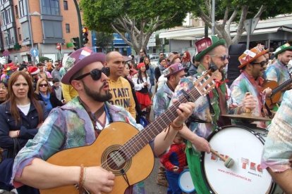 El Anfiteatro de la Rambla acogió la actuación de los grupos participantes en el desfile