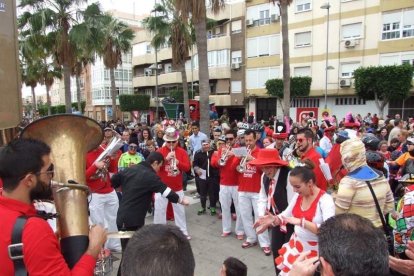 El Anfiteatro de la Rambla acogió la actuación de los grupos participantes en el desfile