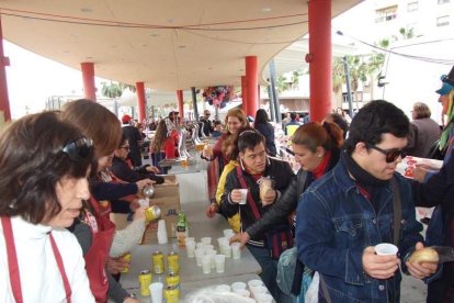 El Anfiteatro de la Rambla acogió la actuación de los grupos participantes en el desfile