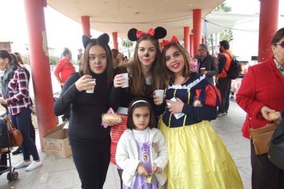 El Anfiteatro de la Rambla acogió la actuación de los grupos participantes en el desfile