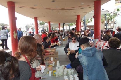 El Anfiteatro de la Rambla acogió la actuación de los grupos participantes en el desfile