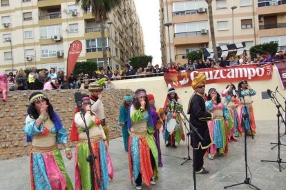 El Anfiteatro de la Rambla acogió la actuación de los grupos participantes en el desfile