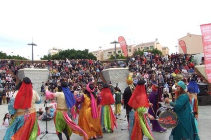 El Anfiteatro de la Rambla acogió la actuación de los grupos participantes en el desfile