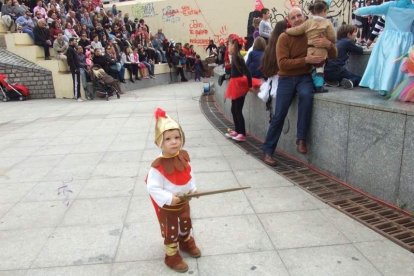 El Anfiteatro de la Rambla acogió la actuación de los grupos participantes en el desfile