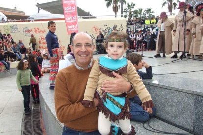 El Anfiteatro de la Rambla acogió la actuación de los grupos participantes en el desfile