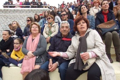 El Anfiteatro de la Rambla acogió la actuación de los grupos participantes en el desfile