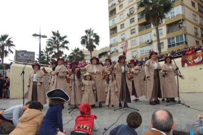 El Anfiteatro de la Rambla acogió la actuación de los grupos participantes en el desfile