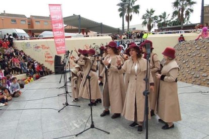 El Anfiteatro de la Rambla acogió la actuación de los grupos participantes en el desfile