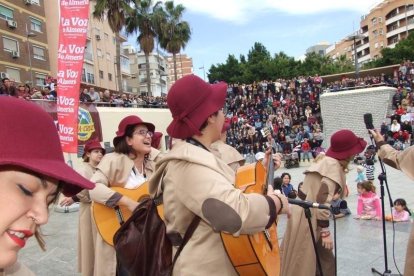 El Anfiteatro de la Rambla acogió la actuación de los grupos participantes en el desfile
