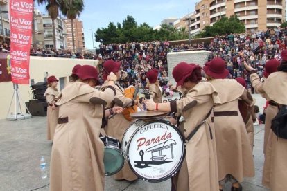 El Anfiteatro de la Rambla acogió la actuación de los grupos participantes en el desfile