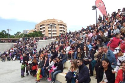 El Anfiteatro de la Rambla acogió la actuación de los grupos participantes en el desfile