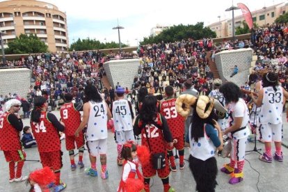 El Anfiteatro de la Rambla acogió la actuación de los grupos participantes en el desfile