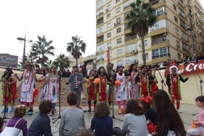El Anfiteatro de la Rambla acogió la actuación de los grupos participantes en el desfile