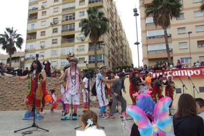 El Anfiteatro de la Rambla acogió la actuación de los grupos participantes en el desfile