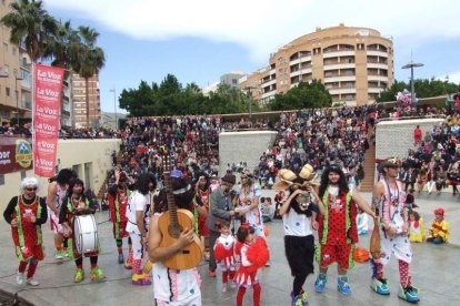 El Anfiteatro de la Rambla acogió la actuación de los grupos participantes en el desfile