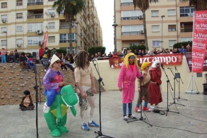 El Anfiteatro de la Rambla acogió la actuación de los grupos participantes en el desfile
