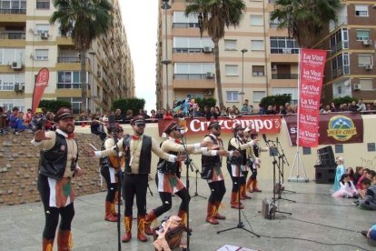 El Anfiteatro de la Rambla acogió la actuación de los grupos participantes en el desfile