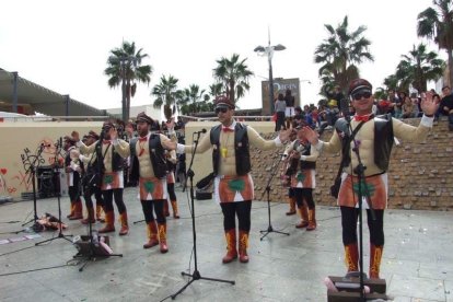 El Anfiteatro de la Rambla acogió la actuación de los grupos participantes en el desfile
