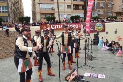 El Anfiteatro de la Rambla acogió la actuación de los grupos participantes en el desfile