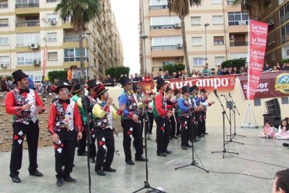 El Anfiteatro de la Rambla acogió la actuación de los grupos participantes en el desfile