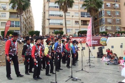 El Anfiteatro de la Rambla acogió la actuación de los grupos participantes en el desfile