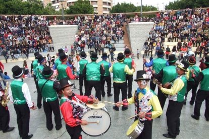 El Anfiteatro de la Rambla acogió la actuación de los grupos participantes en el desfile