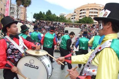 El Anfiteatro de la Rambla acogió la actuación de los grupos participantes en el desfile