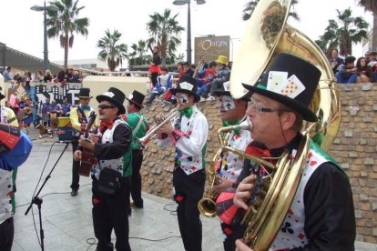 El Anfiteatro de la Rambla acogió la actuación de los grupos participantes en el desfile
