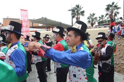 El Anfiteatro de la Rambla acogió la actuación de los grupos participantes en el desfile