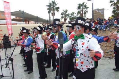 El Anfiteatro de la Rambla acogió la actuación de los grupos participantes en el desfile