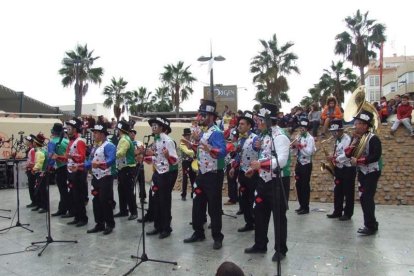 El Anfiteatro de la Rambla acogió la actuación de los grupos participantes en el desfile