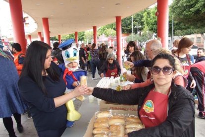 El Anfiteatro de la Rambla acogió la actuación de los grupos participantes en el desfile