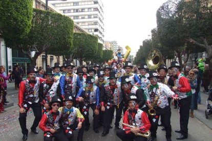 El Anfiteatro de la Rambla acogió la actuación de los grupos participantes en el desfile