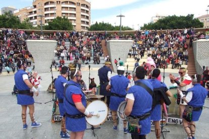El Anfiteatro de la Rambla acogió la actuación de los grupos participantes en el desfile