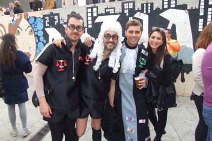 El Anfiteatro de la Rambla acogió la actuación de los grupos participantes en el desfile