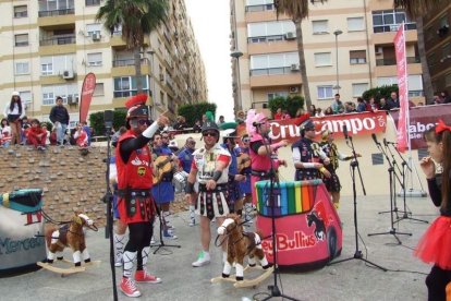 El Anfiteatro de la Rambla acogió la actuación de los grupos participantes en el desfile