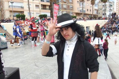 El Anfiteatro de la Rambla acogió la actuación de los grupos participantes en el desfile