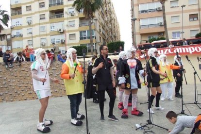 El Anfiteatro de la Rambla acogió la actuación de los grupos participantes en el desfile